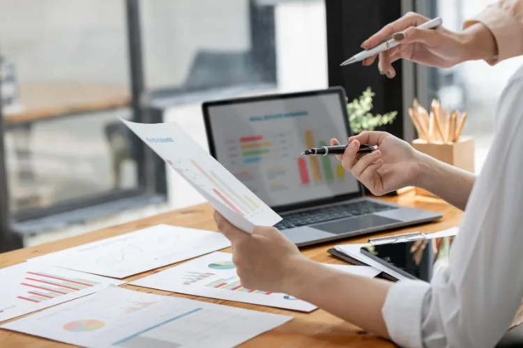 Des comptables qui travaillent sur les PCEA