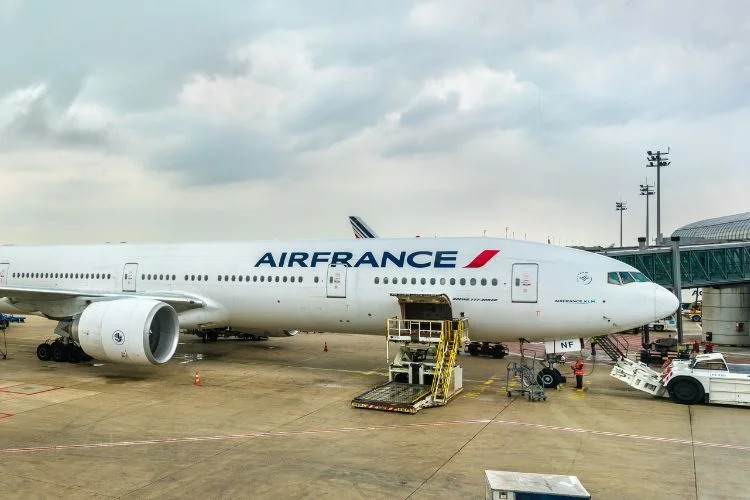 Un avion de la compagnie Air France sur le tarmac de l'aéroport