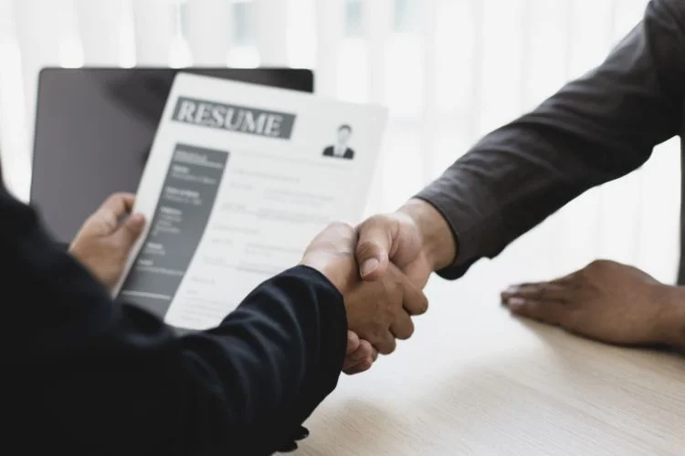 Un patron et un candidat qu'il vient de recruter qui se sert la main.