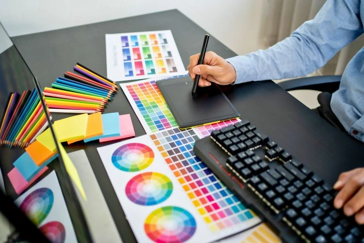 Designer graphique utilisant plusieurs couleurs