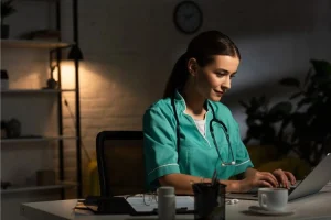 Médecin travaillant de nuit