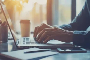 Personne faisant une formation à distance sur son ordinateur