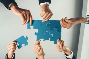 Collaborateurs tenant les pièces d'un puzzle