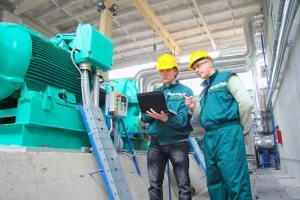 Travailleurs dans une usine