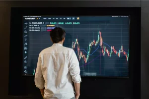 Trader qui analyse son investissement