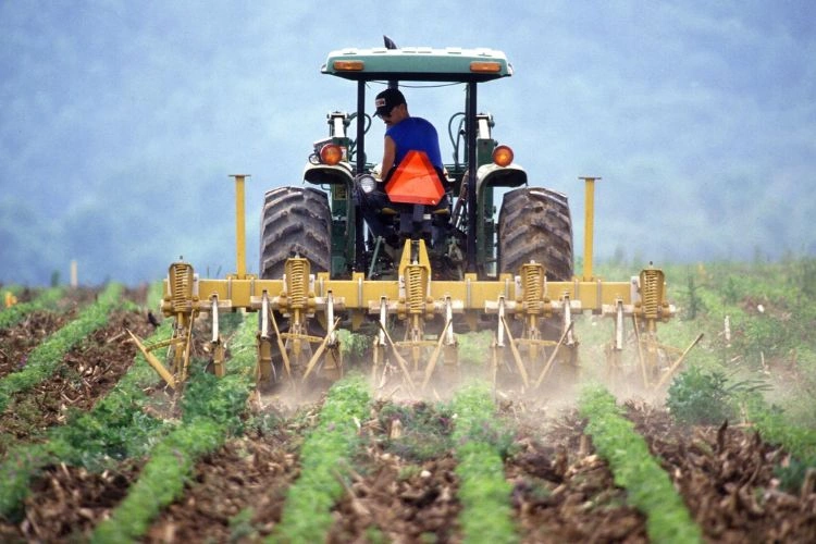 Agriculteur sur sa machine