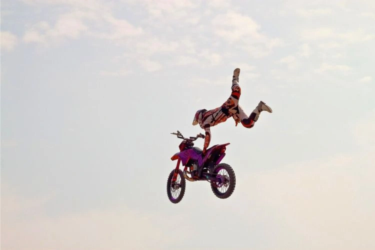 Homme faisant une cascade à moto