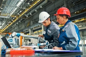 Ouvriers dans une usine