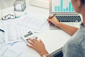 Homme faisant des calculs