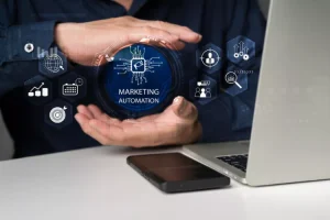 Homme devant son ordinateur avec des icônes représentant des concepts de stratégie marketing