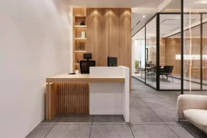 Bureau avec salle de réunion en arrière-plan