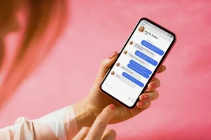 Femme allant dans un groupe Facebook