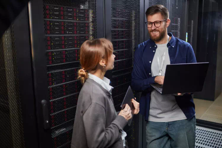 Ingénieurs faisant la maintenance dans la salle de serveurs