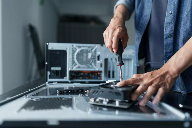 Technicien faisant la maintenance d'une unité centrale