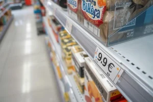 Prix d'un produit en supermarché fixé à 9,9 euro