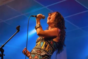 Chanteuse sur scène