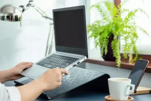 Ordinateur portable posé sur un support