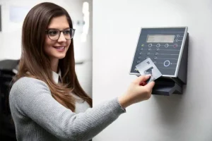 Femme pointant sa carte sur une badgeuse