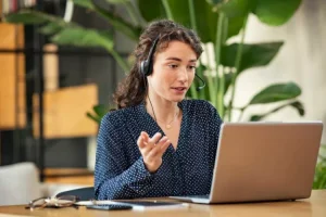 Freelance au téléphone avec un client