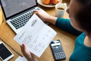 Personne consultant une facture