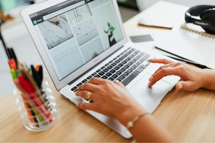 Personne faisant le tri dans ses données sur son MacBook