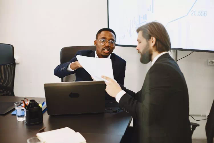 Deux homme en train de travailler sur les finances