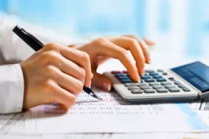 Personne en train de faire un calcul