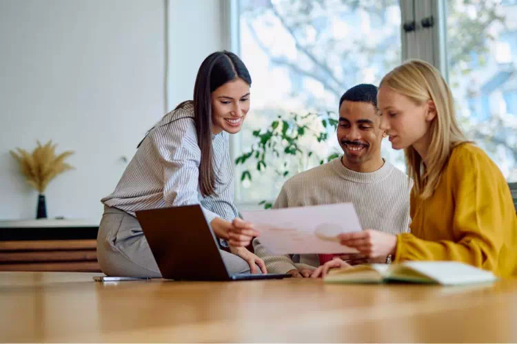Collaborateurs travaillant sur un logiciel événementiel