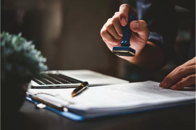 Personne mettant un tampon sur des documents