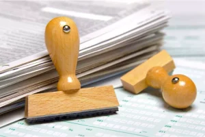 Deux tampons d'entreprise posés sur une pile de documents