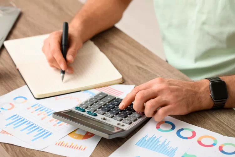 Homme en train de calculer acompte