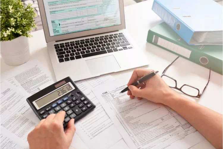 Personne en train de faire un enregistrement comptable