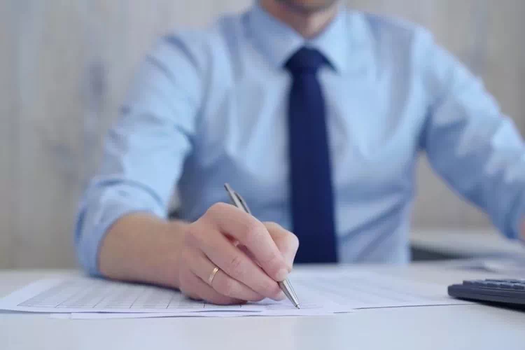 Homme en train de tenir sa comptabilité avec des comptes en T