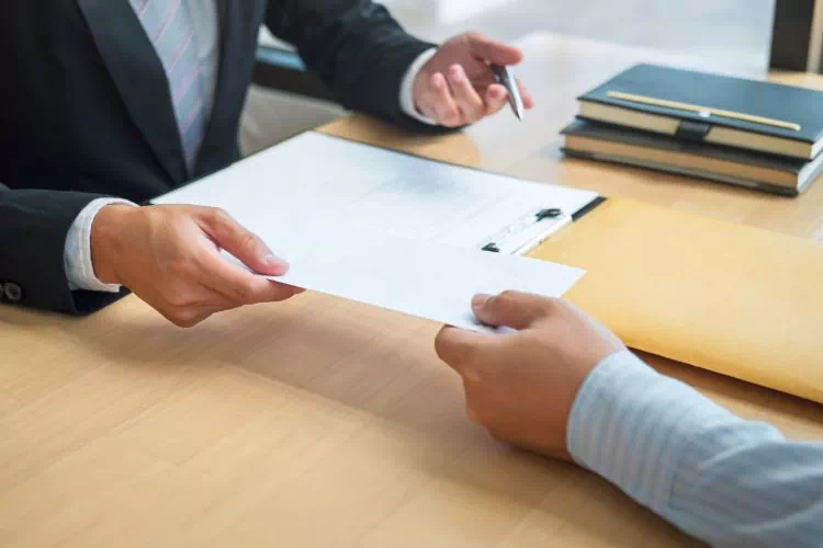 Personne remettant une lettre de démission