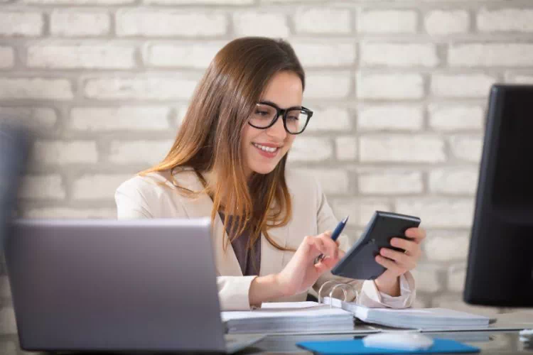 Femme en train de faire un calcul comptable