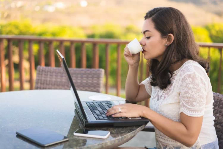 Femme sur internet