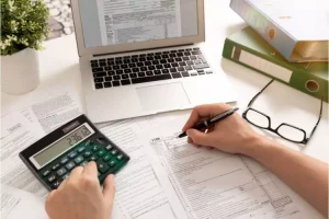 Auto-entrepreneur faisant sa déclaration URSSAF