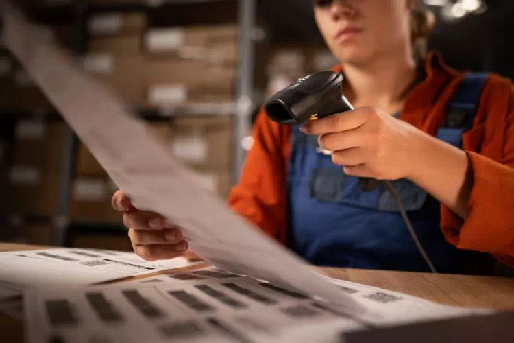 Employée vérifiant des codes-barres pour la traçabilité des produits