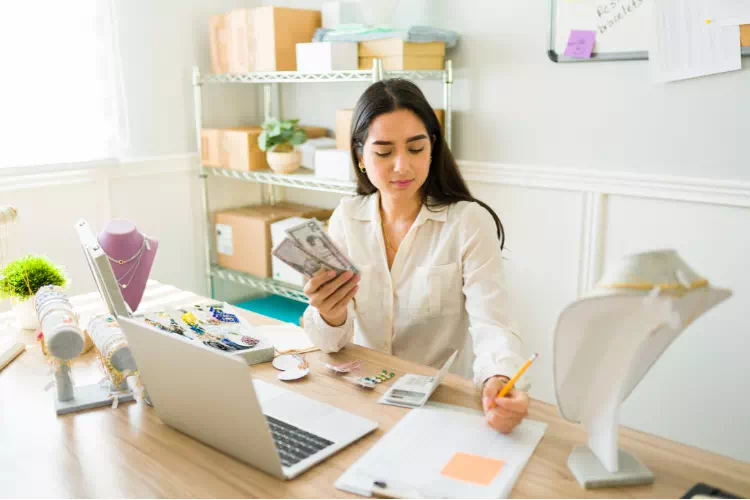 Micro-entrepreneur faisant le point
