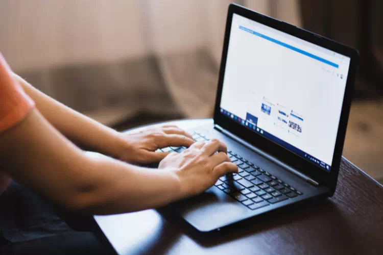 Personne faisant des recherches sur le net