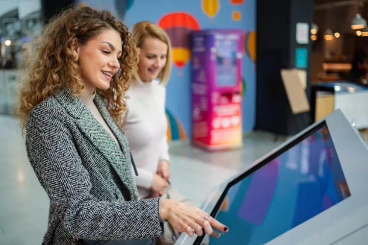 Personne testant un écran tactile en B2B