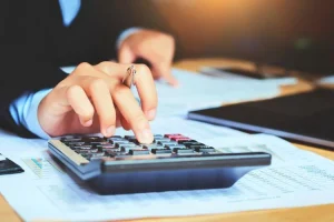 Personne en train de faire un calcul comptable