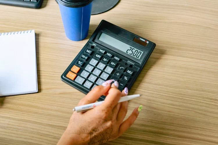 Personne en train de calculer