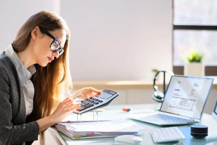 Femme en train de faire des calculs