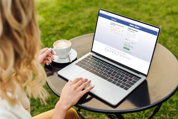 Femme sur Facebook