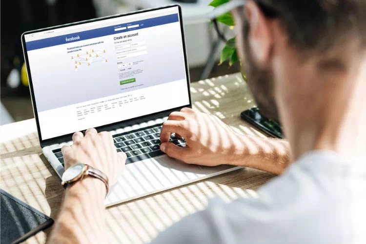 Homme sur Facebook