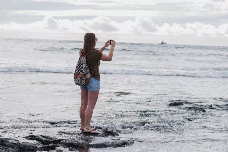 Femme prenant la mer en photo