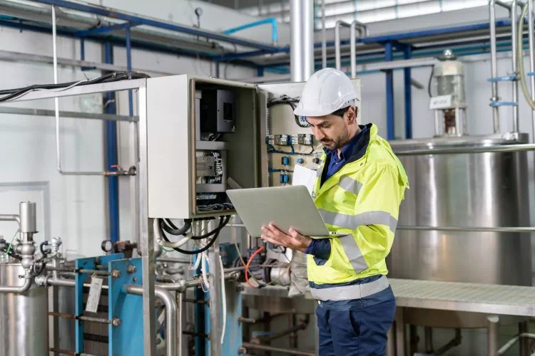 Technicien faisant une opération de maintenance sur une installation industrielle