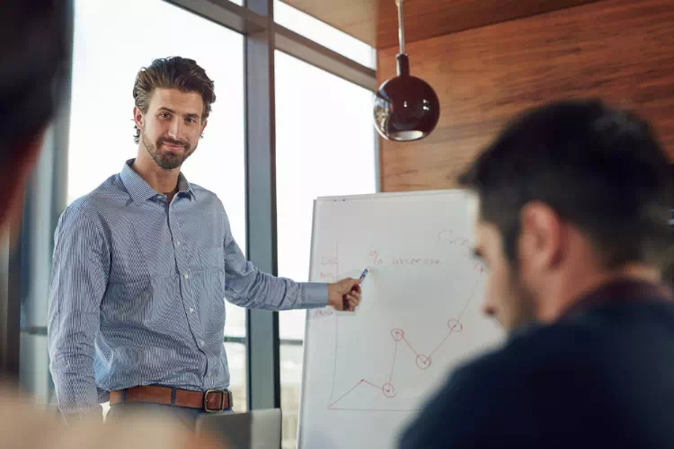 Dirigeant avec ses équipes lors d'une réunion de travail