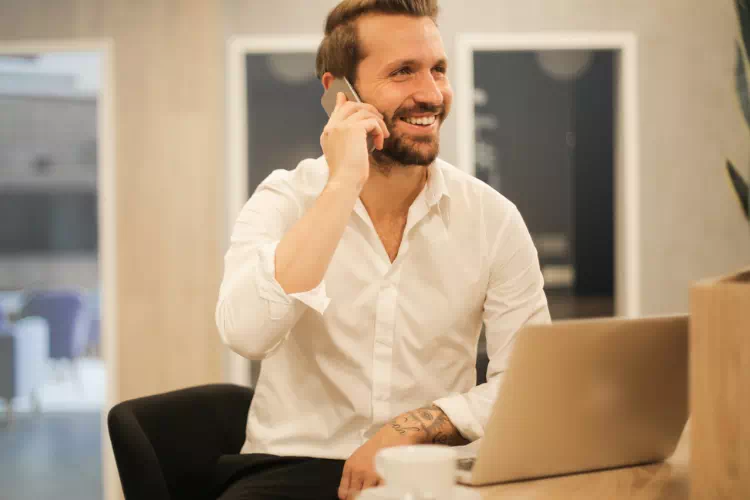 Homme passant un appel pour l'ouverture de sa franchise